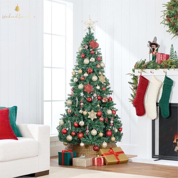 Weihnachtszene mit geschmücktem Weihnachtsbaum, Geschenken und Dekoration am Kamin