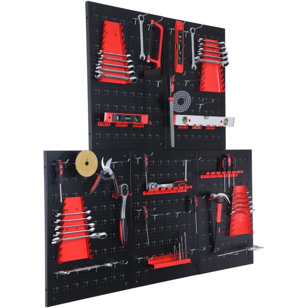 Fünfteilige Werkzeugwand aus schwarzen Lochplatten inklusive Werkzeughaltern und umfangreichem Handwerkzeug-Set zur Wandmontage.