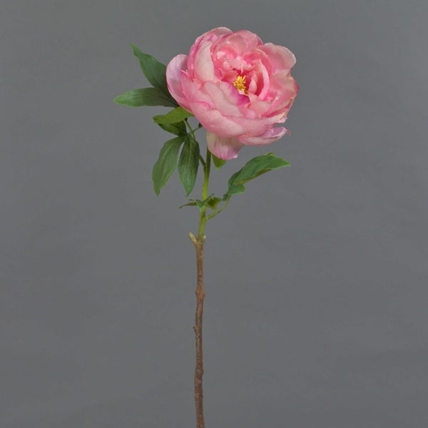 Künstliche Pfingstrose aus Textilmaterial mit detailreichen rosa Blütenblättern und gelber Blütenmitte.