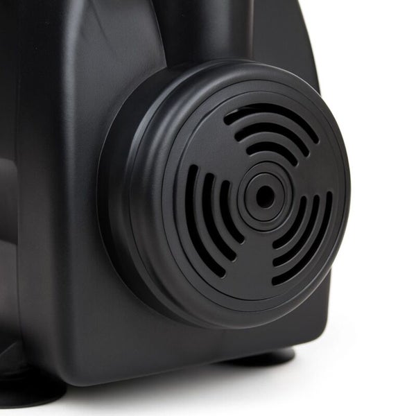 Detailansicht einer schwarzen Pumpe mit Lüftungsgitter