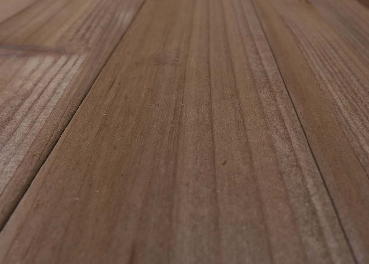 Nahaufnahme von Terrassendielen aus Holz mit natürlicher Holzmaserung.