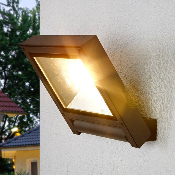 Moderne quadratische LED-Außenwandleuchte aus Metall an einer strukturierten Wand montiert, hell leuchtend.
