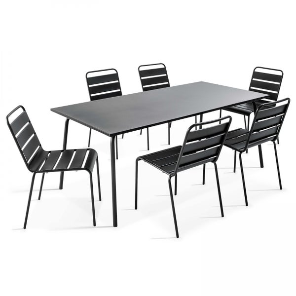 Rotes dreiteiliges Bistroset aus Metall bestehend aus einem runden Tisch und zwei Stühlen mit Sprossenlehne.