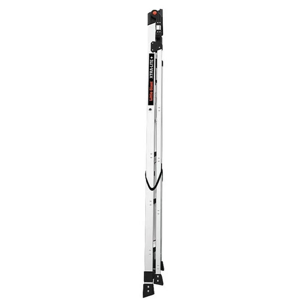 Zusammengeklappte Little Giant XTRA LITE PLUS Mehrzweckleiter aus Aluminium für platzsparende Lagerung