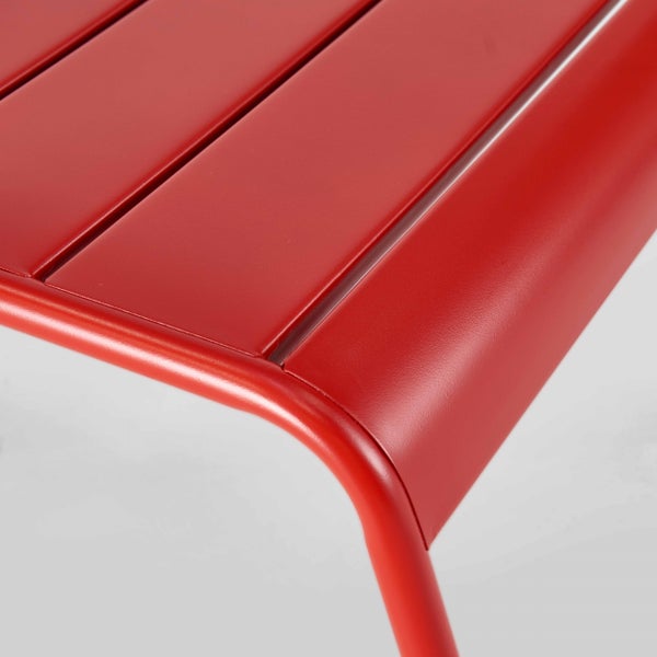 Detailansicht einer roten Gartenstuhl-Sitzfläche aus Metall mit Latten-Design und abgerundeten Kanten.