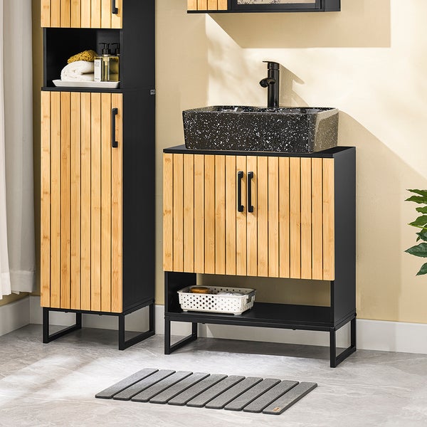 Badezimmer mit Waschbecken, Unterschrank und Hochschrank aus Bambus und Metall