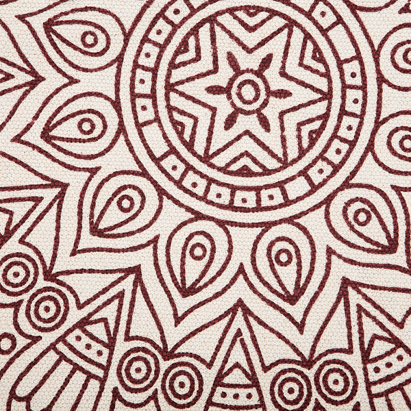 Nahaufnahme eines Teppichs mit kreisförmigem Mandala-Muster und geometrischen Details.