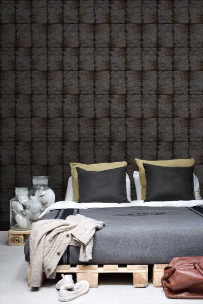 Schlafzimmer mit gemusterter Tapete, Bett und Dekorationsartikeln