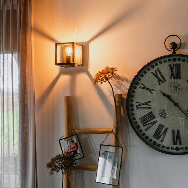 Wandleuchte im Raum mit Uhr und Dekoration