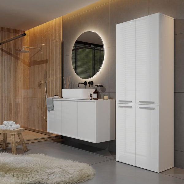 Modernes Badezimmer mit Waschtisch, Spiegelschrank und Dusche