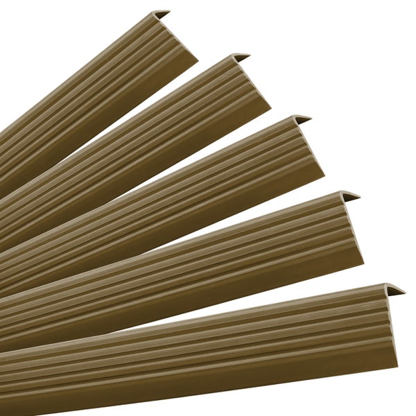 Mehrere Treppenkantenprofile aus Kunststoff mit geriffelter Oberfläche