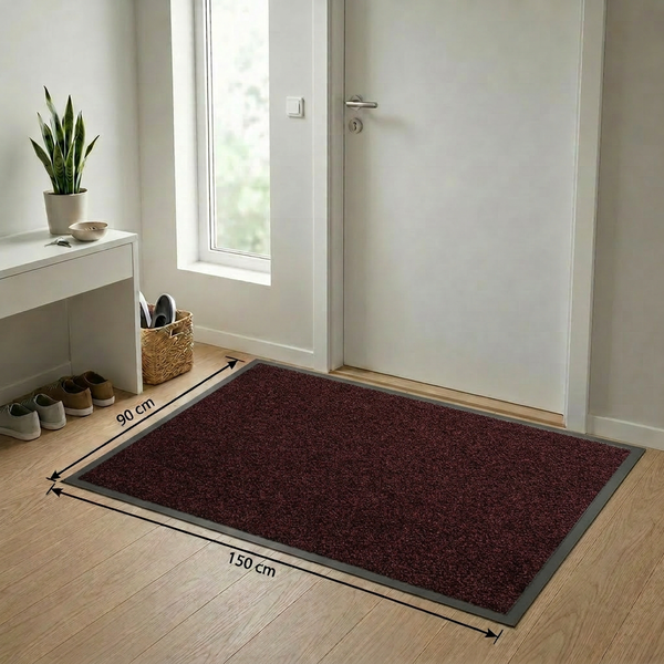 Schmutzfangmatte 90 mal 150 Zentimeter in einem hellen Eingangsbereich vor einer weißen Tür auf Holzboden.