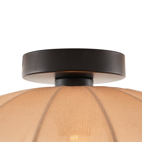 Detailansicht einer Deckenleuchte mit runder Metallhalterung und beigem Stoffschirm.