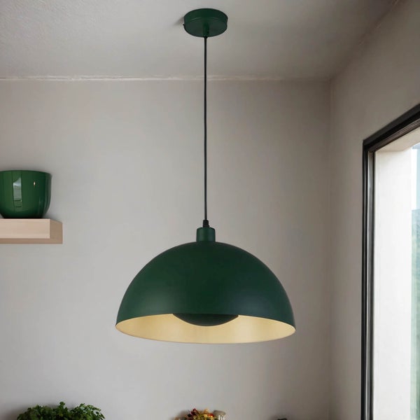 Grüne Hängelampe mit halbkugelförmigem Lampenschirm und Kabelaufhängung