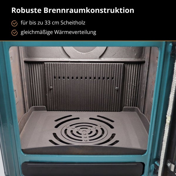 Robuste Brennraumkonstruktion eines Kaminofens aus Gusseisen für Scheitholz bis 33 Zentimeter und gleichmäßige Wärmeverteilung.