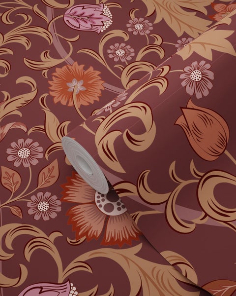 Tapete mit floralem Muster aus großen Blüten und Ranken.