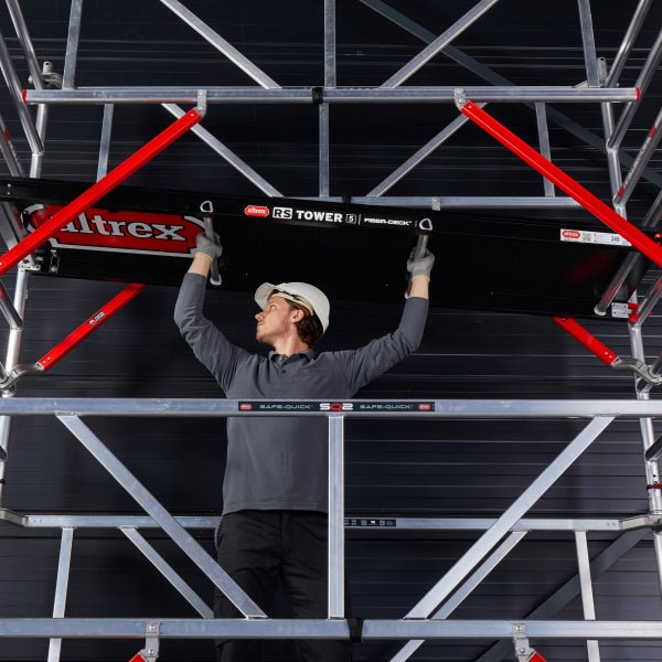 Mann montiert Altrex Rollgerüst mit Fiber-Deck Plattform