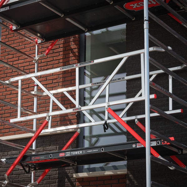 Altrex Rollgerüst vor einer Hauswand