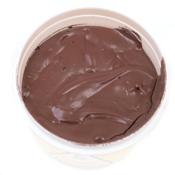 Brauner Dekorputz in einem offenen Behälter