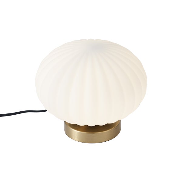 Tischleuchte mit weißem Glasschirm in Rippenstruktur und messingfarbenem Metallfuß.