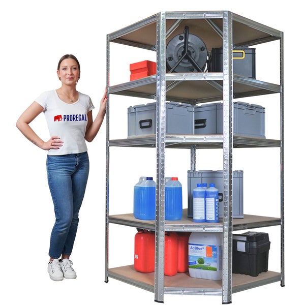 Eckregal aus Metall mit mehreren Fächern zur Aufbewahrung von Gegenständen und eine Frau steht daneben