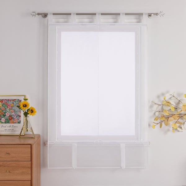 Dekoratives Fenster mit halbtransparenter Gardine und Gardinenstange im Wohnraum