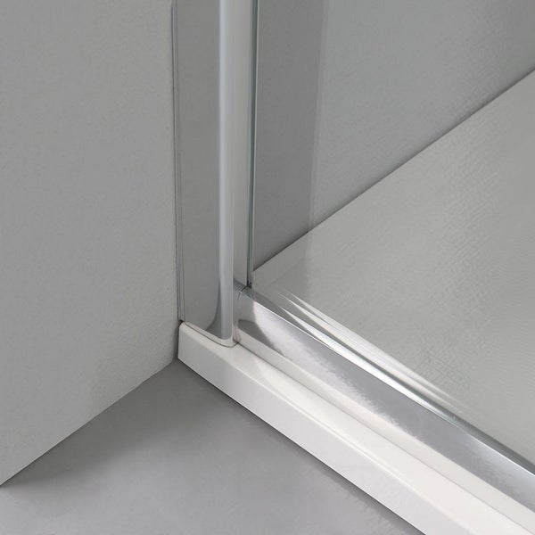 Detailaufnahme einer Duschkabine mit Rahmen und Glasscheibe