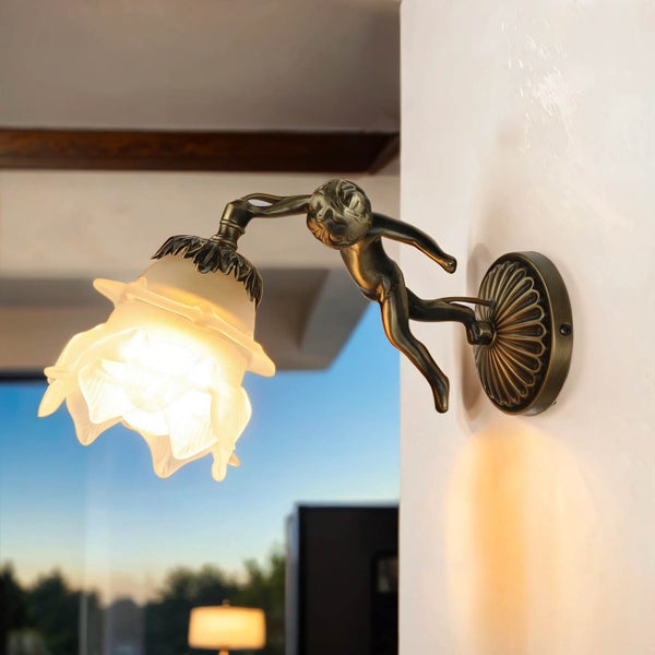 Wandleuchte mit Engelsfigur und Blumenförmigem Lampenschirm
