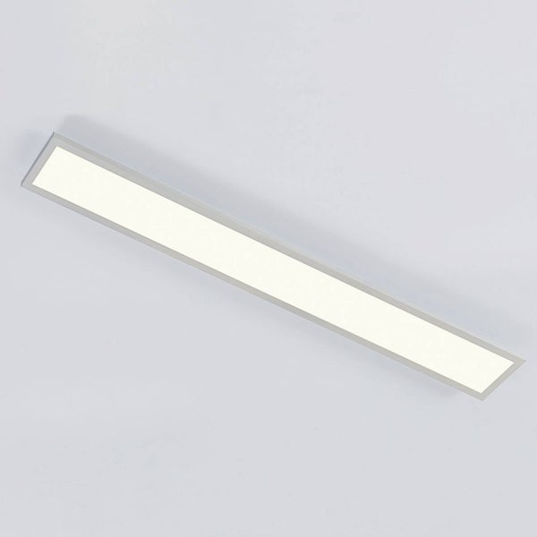Längliche, rechteckige LED-Deckenleuchte mit silberfarbenem Rahmen und weißer Leuchtfläche.