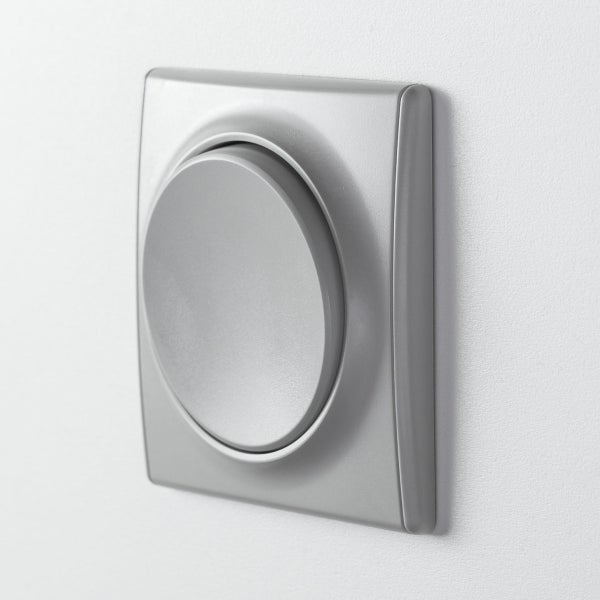 Drehdimmer für die Unterputzmontage mit quadratischem Rahmen und rundem Bedienelement an einer Wand.