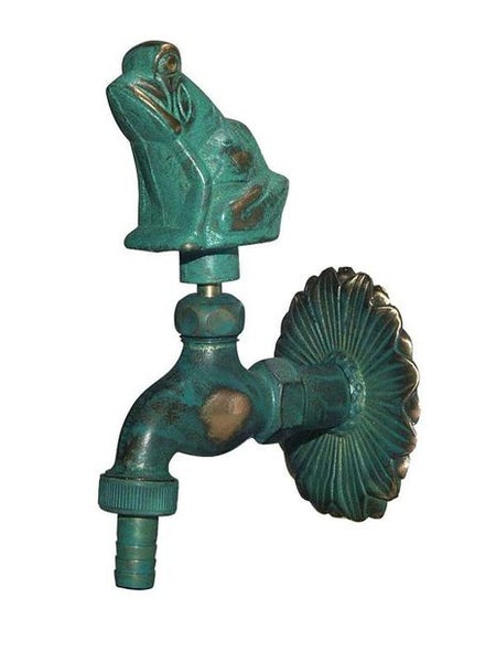 Garten-Wasserhahn mit Griff in Froschform und dekorativer Wandrosette, patinierte Messing-Optik.