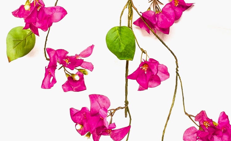 Künstlicher Fingerhut mit pinken und gelben Blüten, grünem Stängel und Blättern.