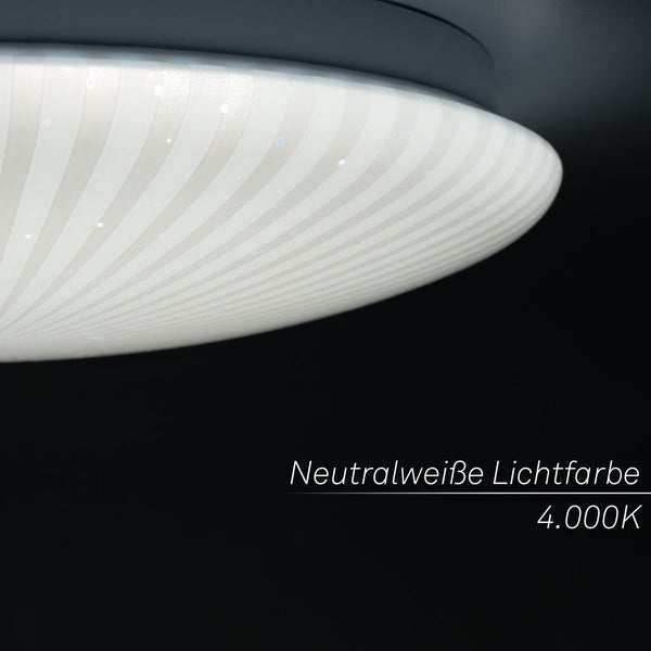 Nahaufnahme einer Deckenleuchte mit einem Muster aus Streifen