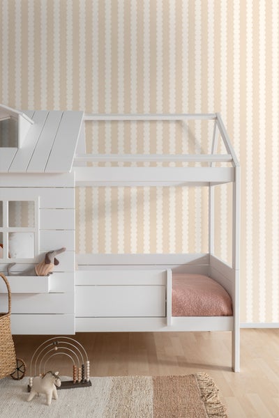 Kinderzimmer mit weißem Hausbett, Spielzeug und gestreifter Tapete