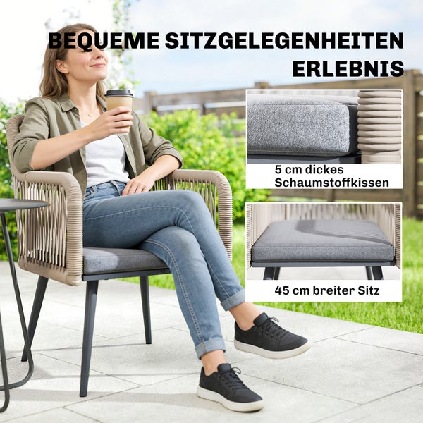 Moderner Gartenstuhl mit Seilbespannung, 5 Zentimeter dickem Schaumstoffkissen und 45 Zentimeter breiter Sitzfläche in einem Garten.