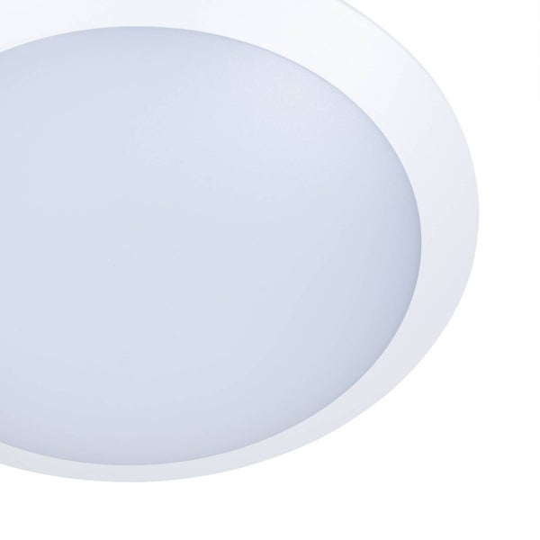 Runde weiße Deckenleuchte mit flachem Design und matter Abdeckung.