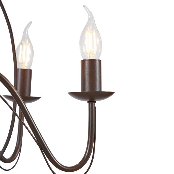 Detailaufnahme einer braunen Deckenleuchte mit mehreren Armen und Kerzenbirnen.