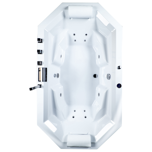 Badewannenarmatur mit Handbrause auf Badewanne
