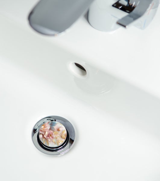 Waschbecken mit floralem Ablaufstopfen