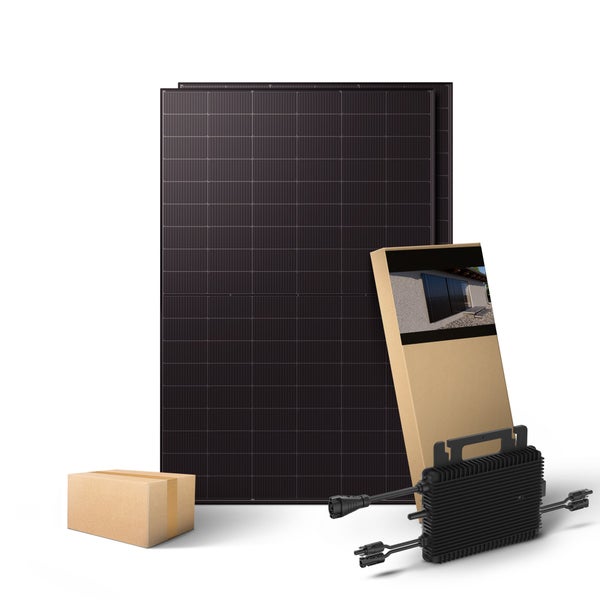 Balkonkraftwerk Set mit Solarmodulen, Wechselrichter und Kartonverpackung für die autarke Stromerzeugung.