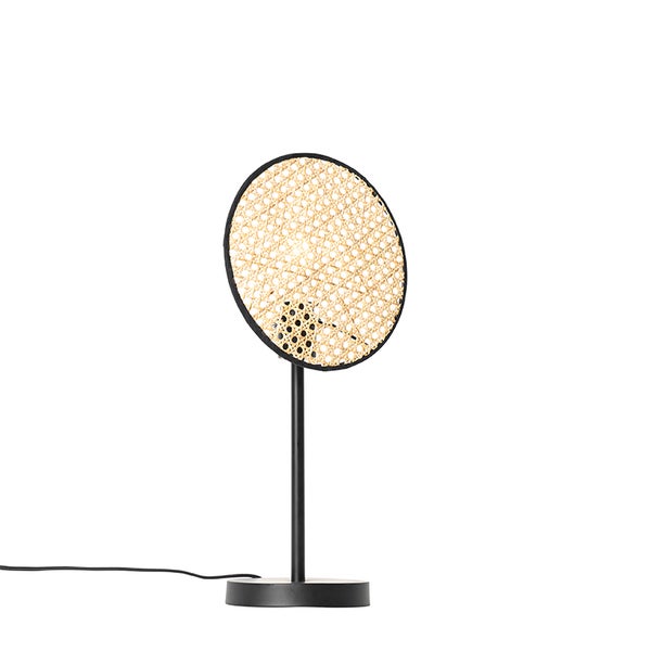 Tischleuchte mit Schirm aus Rattan