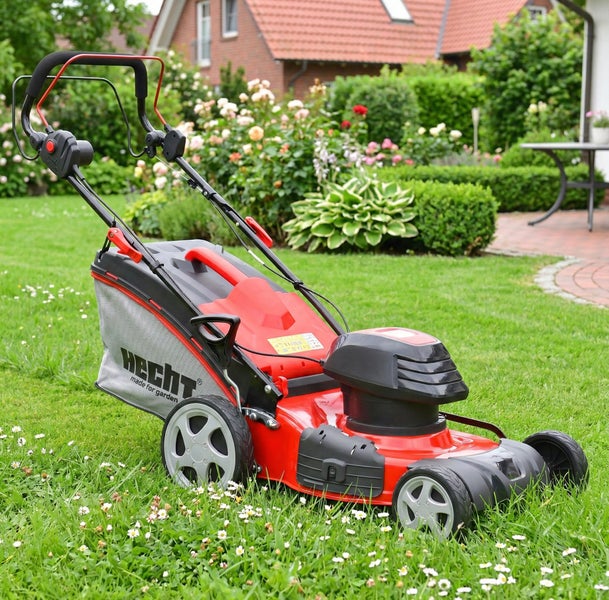 Roter Rasenmäher der Marke Hecht auf einer Rasenfläche.