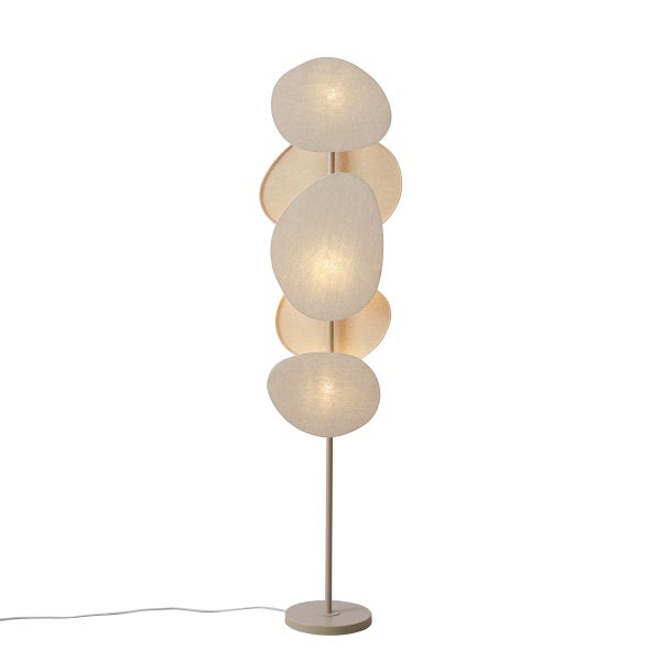 Stehleuchte mit fünf ovalen Stoffschirmen in unterschiedlichen Größen an einem vertikalen Metallstab.