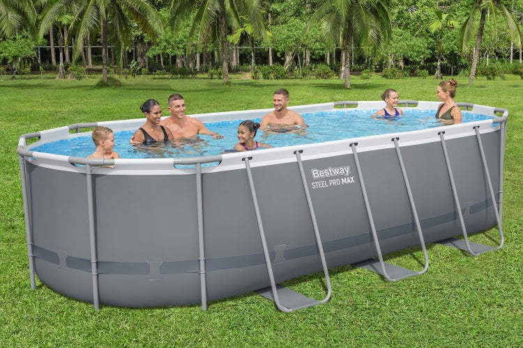 Bestway Steel Pro Max Aufstellpool in Grau mit Stahlrahmen auf einer Rasenfläche, in dem eine Familie badet.