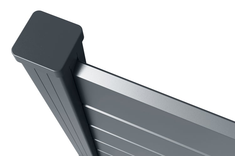 Zaunpfosten mit Pfostenkappe und horizontalen Sichtschutzelementen aus Metall in Anthrazit.