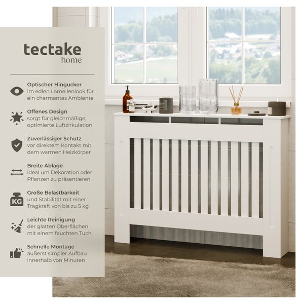 Weißer Heizkörperverkleidung mit Lamellendesign unter einem Fenster dekoriert mit verschiedenen Objekten