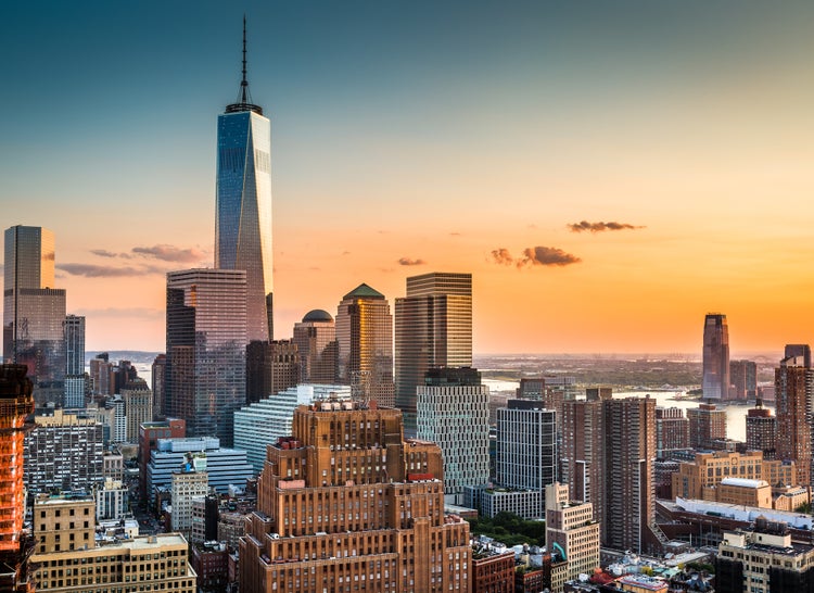 Fototapete mit der Skyline von New York City bei Sonnenuntergang, mit dem One World Trade Center und Hochhäusern in Manhattan.