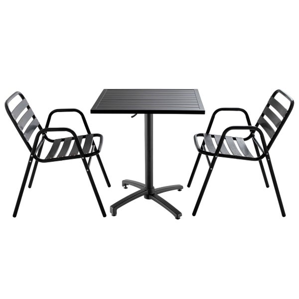 Bistro-Set bestehend aus einem quadratischen Tisch und zwei Armlehnenstühlen aus Metall, schwarz, Latten-Design.
