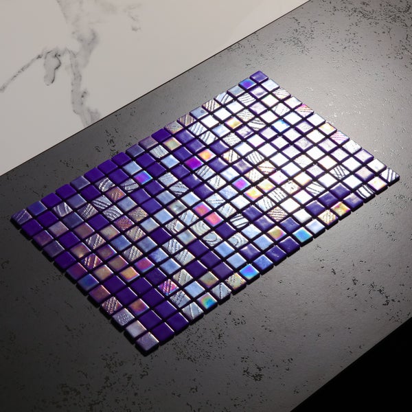 Mosaikfliese mit quadratischen, glänzenden Steinen