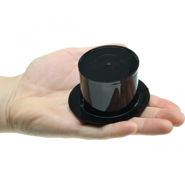 Miniatur-Zylinderhut in einer Hand